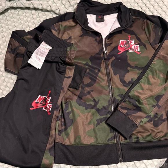 Nike Air Black and Green Camo Tracksuit boys size 10/12 - Picture 1 of 6